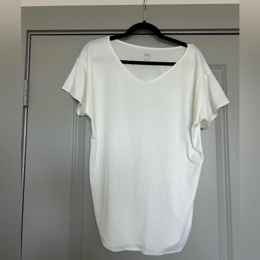 Uniqlo White T-Shirt Dri-Fit Loose Material